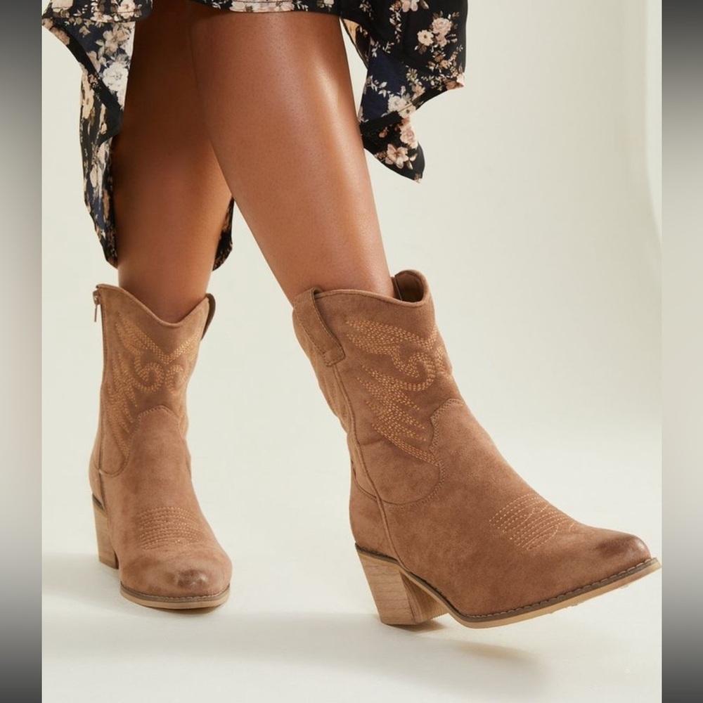 NEW! Remu mini western boots.